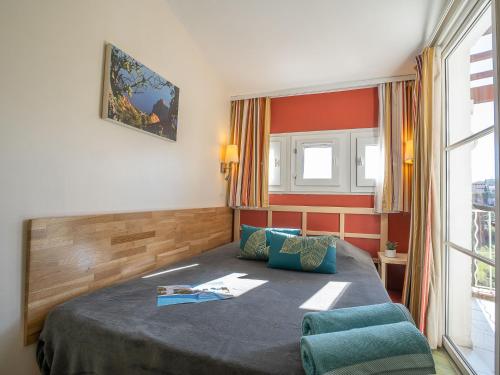 une chambre avec un lit et une chaise dedans dans l'établissement Apartment L'Esquinade - J4 332 by Interhome, à Agay