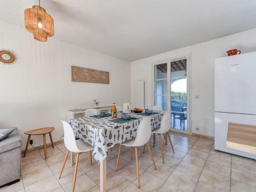 une cuisine et une salle à manger avec une table et des chaises dans l'établissement Holiday Home Lou Cepoun by Interhome, à Cogolin