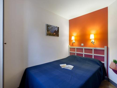 - une chambre avec un lit bleu dans l'établissement Apartment L'Esquinade F6 225 by Interhome, à Agay