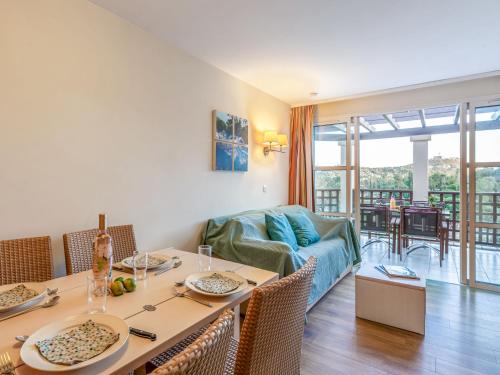 un salon avec une table et un canapé dans l'établissement Apartment L'Esquinade F6 225 by Interhome, à Agay