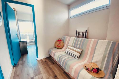 ル・グロー・デュ・ロワにあるLe Flamant Appartement 2 chambres dernier étage Vue Merのソファと窓のある小さな部屋