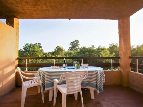 d'une table et de chaises sur un balcon avec vue sur les arbres. dans l'établissement Studio Résidence Marina Corsa by Interhome, à Ghisonaccia
