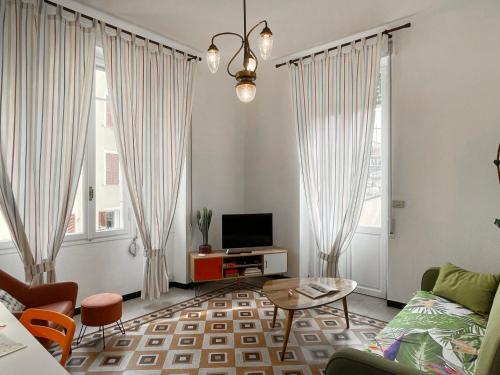 Televízia a/alebo spoločenská miestnosť v ubytovaní Apartment 8 1-2 by Interhome