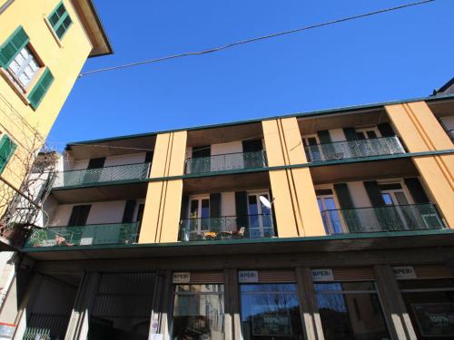 un immeuble d'appartements avec balcon et ciel bleu dans l'établissement Apartment Virginia by Interhome, à Laveno-Mombello