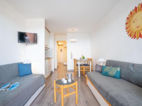 un salon avec un canapé et une table dans l'établissement Apartment Le Village - E1212 by Interhome, à Agay