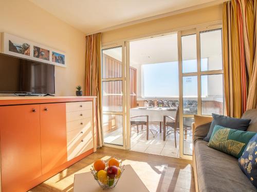 un salon avec un canapé, une télévision et une table dans l'établissement Apartment L'Esquinade - H4 233 by Interhome, à Agay