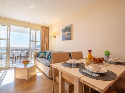 un salon avec une table et un canapé dans l'établissement Apartment L'Esquinade - H4 233 by Interhome, à Agay