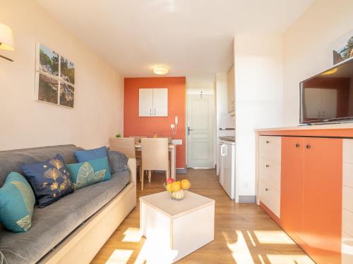 un salon avec un canapé et une cuisine dans l'établissement Apartment L'Esquinade - H4 233 by Interhome, à Agay