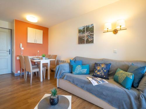 un salon avec un canapé et une salle à manger dans l'établissement Apartment L'Esquinade - H2 312 by Interhome, à Agay