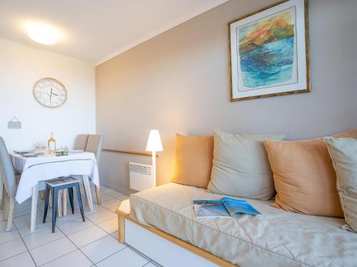 un salon avec un canapé et une table dans l'établissement Apartment L'Esquinade - G4 228 by Interhome, à Agay