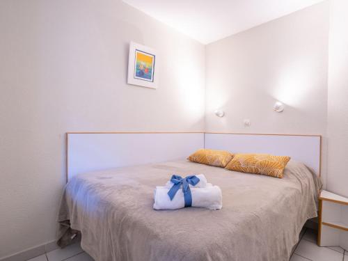- une chambre avec un lit doté d'un oriel bleu dans l'établissement Apartment L'Esquinade - G4 228 by Interhome, à Agay