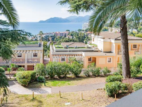 uma vista para uma casa com uma palmeira em Apartment Villa Francia-1 by Interhome em Cannes