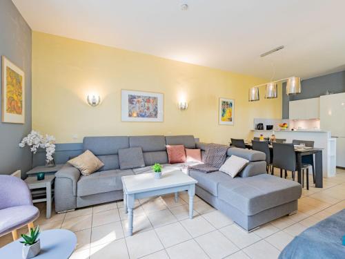 uma sala de estar com um sofá e uma mesa em Apartment Villa Francia-1 by Interhome em Cannes