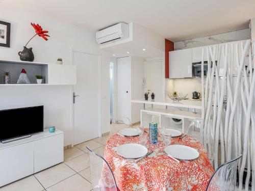 sala de estar con mesa y cocina en Apartment Dolce Vita by Interhome, en Saint-Laurent-du-Var