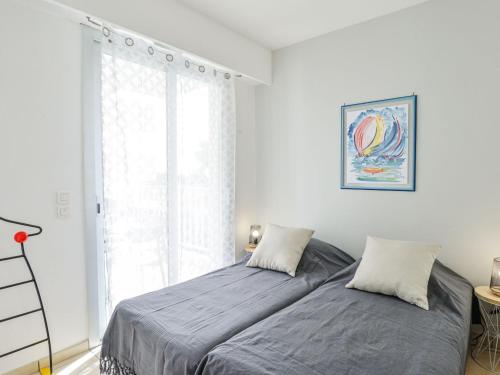1 dormitorio con cama y ventana grande en Apartment Dolce Vita by Interhome, en Saint-Laurent-du-Var