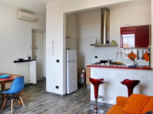 uma cozinha com cadeiras vermelhas e um balcão de cozinha em Apartment Sotto Il Segno Dei Pesci by Interhome em Formia
