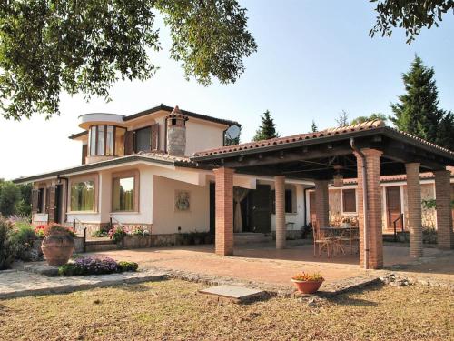 una casa con un pabellón encima en Villa La collina Delle Stelle by Interhome, en Itri