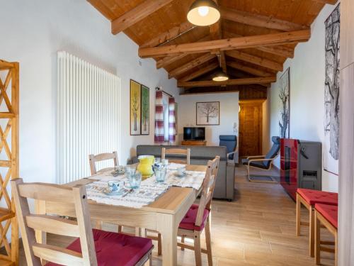 ein Esszimmer und ein Wohnzimmer mit einem Tisch und Stühlen in der Unterkunft Apartment La Quercia by Interhome in Mondovì