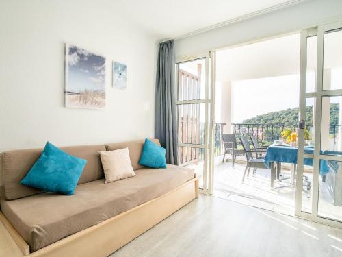 d'un salon avec un canapé et un balcon. dans l'établissement Apartment L'Esquinade - H5 201 by Interhome, à Agay