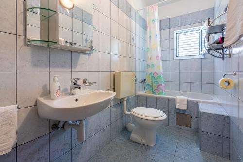 Koupelna v ubytování Apartments Lino