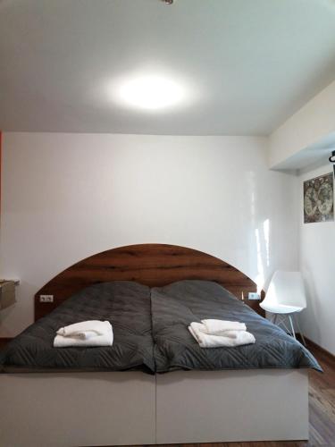 ein Schlafzimmer mit einem Bett mit zwei Handtüchern darauf in der Unterkunft Студио 55 in Ruse