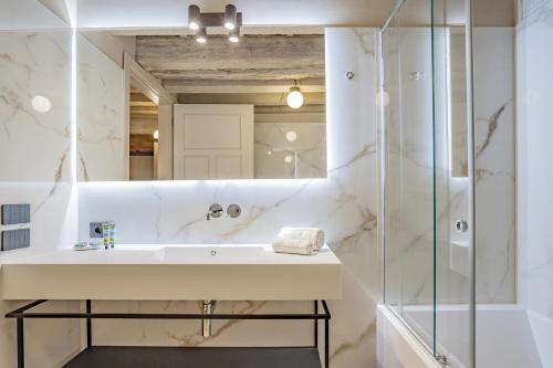 ein Bad mit einem Waschbecken und einer Dusche in der Unterkunft Corte Rubbi 5514 Canal View in Venedig