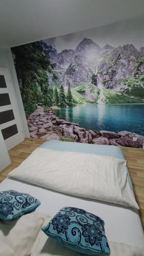 シュクラルスカ・ポレンバにあるApartament Jagodaのベッドルーム1室(壁に絵画付)