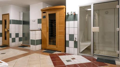 W łazience znajduje się prysznic i kabina prysznicowa. w obiekcie Rókabérc Vadászház Hotel w mieście Erdőbénye