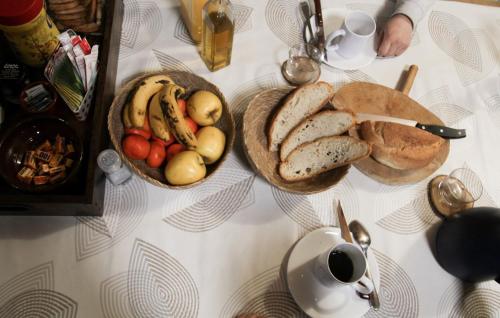 une table recouverte de deux paniers de pain et de fruits dans l'établissement Albergue El Rebezo, à Torrebarrio