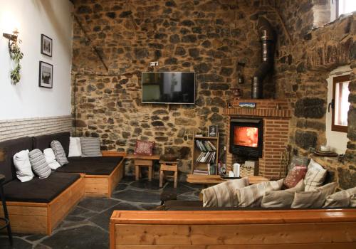 TV a/nebo společenská místnost v ubytování Albergue El Rebezo