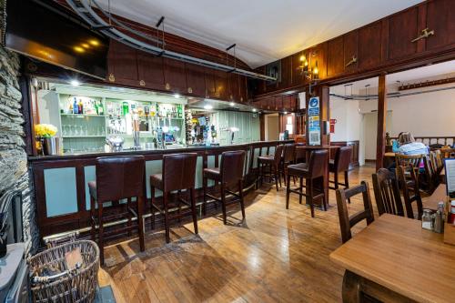Lounge nebo bar v ubytování Grapes Hotel, Bar & Restaurant Snowdonia Nr Zip World