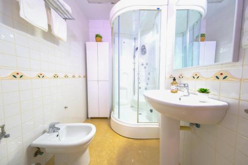 Kupatilo u objektu Patio Rialto Apartment