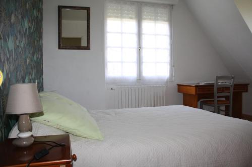 1 dormitorio con cama, escritorio y ventana en Kerstran, en Brech