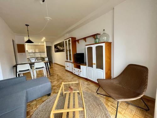 sala de estar con sofá y mesa en KLOLA en Ávila