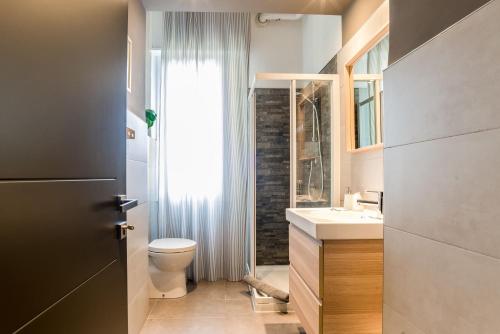 a bathroom with a toilet and a sink at Terzopiano in Treviso