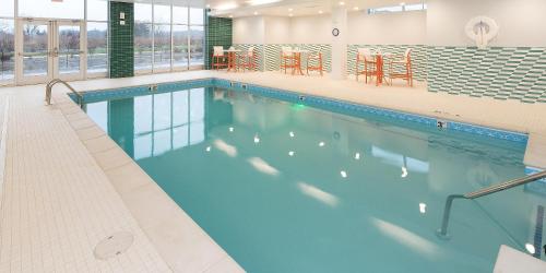 Bazén v ubytování Holiday Inn & Suites Detroit - Troy by IHG nebo v jeho okolí
