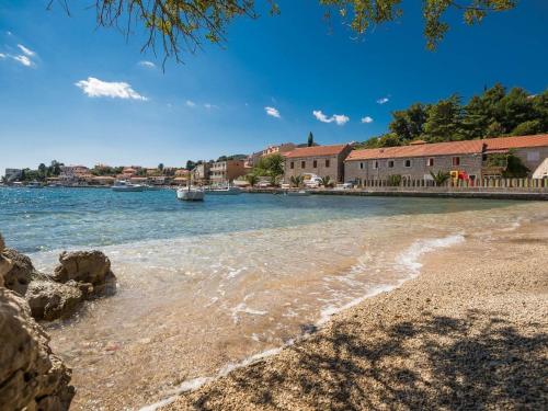 una spiaggia con una barca in un bacino d'acqua di Fancy Apartments Dream a Brna