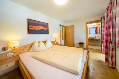 Un pat sau paturi într-o cameră la Apartmenthaus Berndlalm