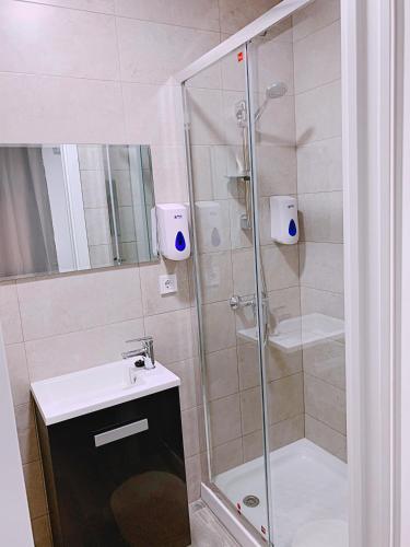 uma casa de banho com um chuveiro, um lavatório e um WC. em Hostal El Castillo Alcala De Guadaira em Alcalá de Guadaíra