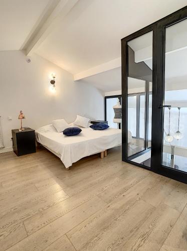 une chambre avec un lit et un grand miroir dans l'établissement Duplex 6 à 7 personnes, 100 m des plages du midi, Cannes, à Cannes