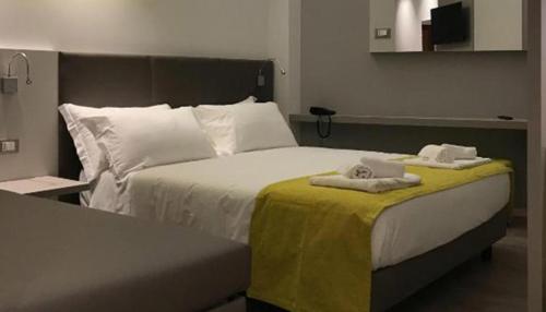 Llit o llits en una habitació de Hotel Montmartre