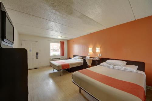 Postel nebo postele na pokoji v ubytování Motel 6-San Antonio, TX - Downtown - Market Square
