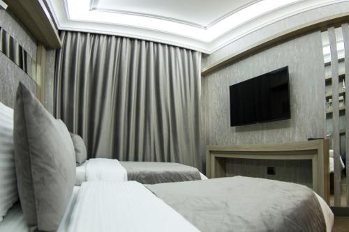 En eller flere senge i et værelse på Home Boutique Hotel