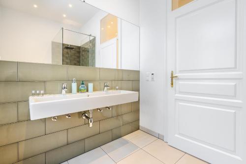 Ванная комната в Modernes Apartment im charmanten Cottage Viertel