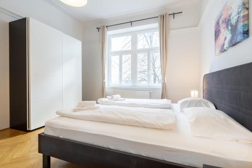 a bedroom with two large beds with a window at Gemütliches Apartment beim Sternwartepark in Vienna
