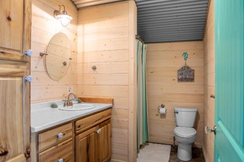 een badkamer met een toilet en een wastafel bij Acadia Bay Cottages in Surry