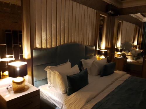En eller flere senge i et værelse på Home Boutique Hotel