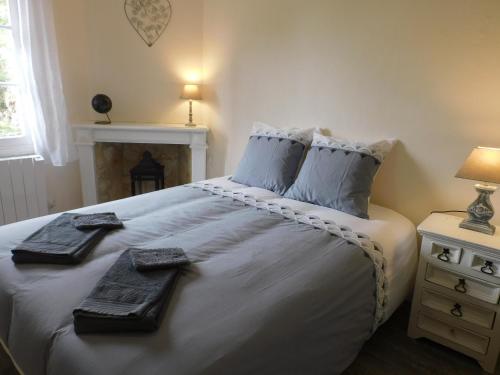 une chambre avec un lit avec des serviettes dessus dans l'établissement LA GABINIERE, à Sarlat-la-Canéda