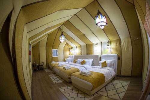 1 dormitorio grande con 2 camas en una habitación en Fantasyland Luxury Camp en Lac Yasmins