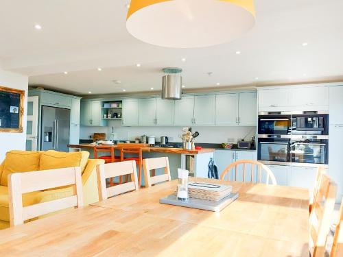 Waterfront home with heated pool – Photos 3